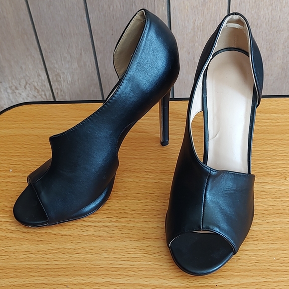 Shoes - Ladies Black Pumps